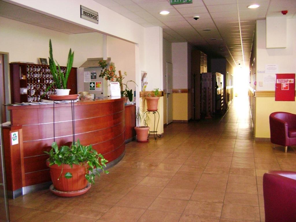 Karoly Robert Diakhotel Дьиндьиш Екстер'єр фото