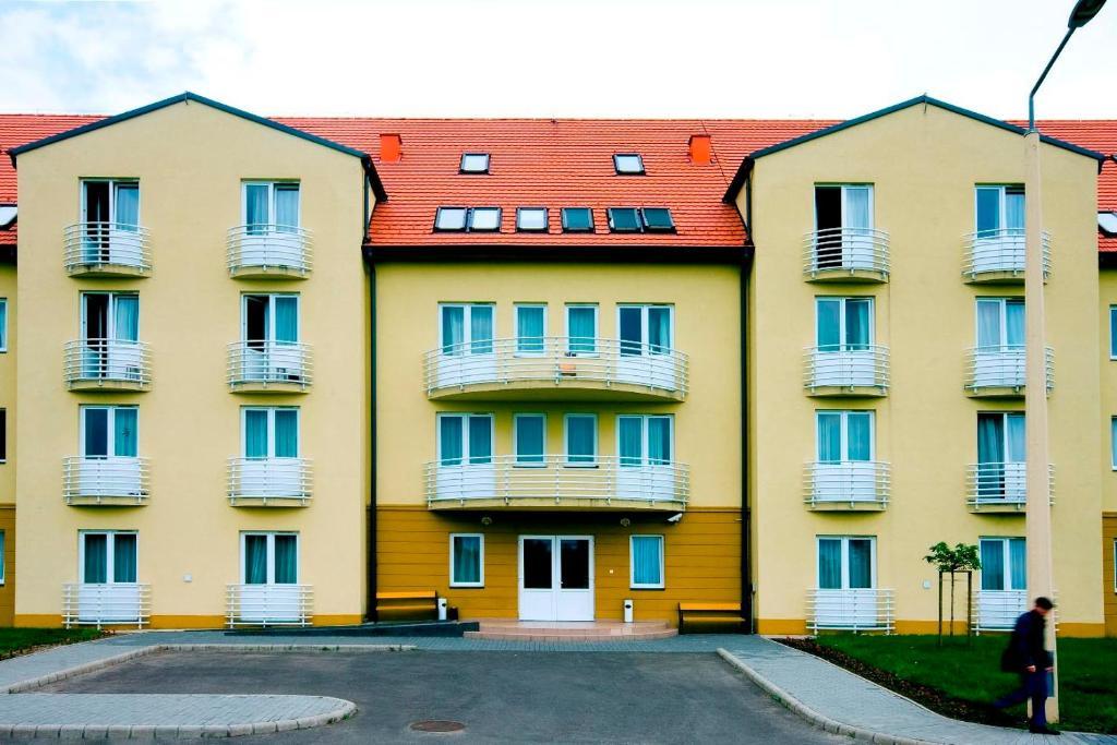Karoly Robert Diakhotel Дьиндьиш Екстер'єр фото